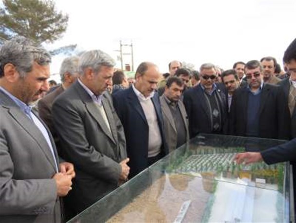 کلنگ زنی بزرگترین مجتمع گلخانه ای چند منظوره شرق کشور در ایوان کی گرمسار