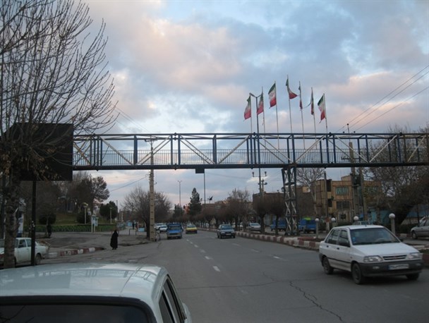 تنها پل عابر پیاده کنگاور که کاربردندارد
