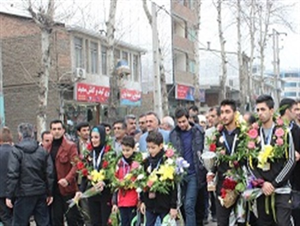 استقبال از قهرمان کاراته در شهر زیراب + تصاویر