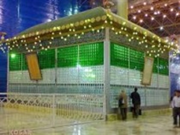 مرقد امام راحل با گلاب ناب کاشان غبار روبی و عطر افشانی می شود