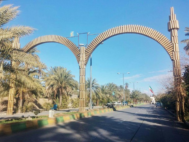 حذف عکس امام و رهبری از طاق پوکه‌ای در طبس