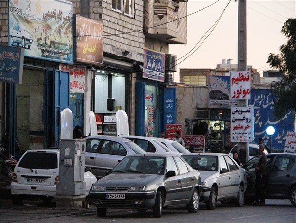 غفلت مسئولین سد معبر در بندرعباس/پیاده روهایی که تبدیل به پارکینگ تعمیرگاه ها شده اند