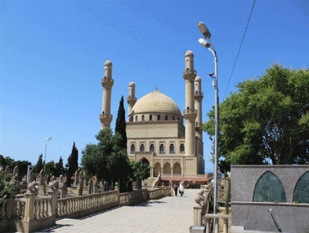 زیارت حرم خواهر امام رضا(ع) در آذربایجان ممنوع شد