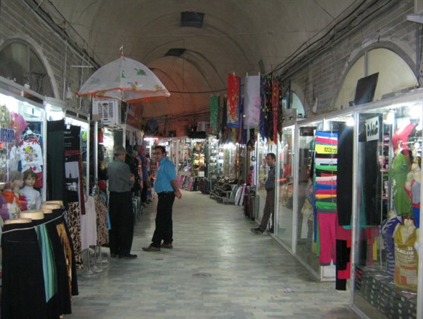 رشد قارچ گونه مجتمع‌های تجاری در بوکان و مغازه های که خاک می‌خورند