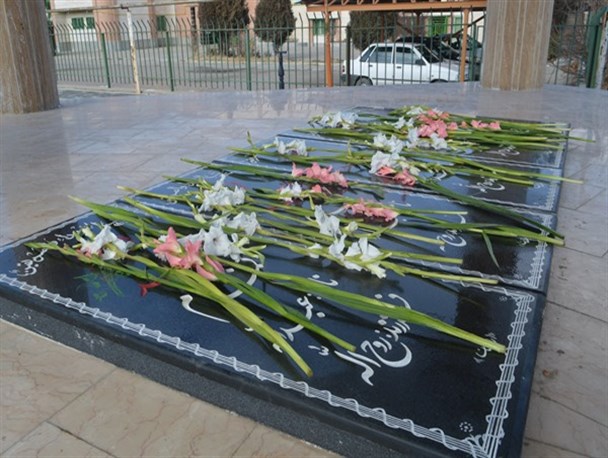 مزار شهدای گمنام در میاندوآب گلباران شد + تصاویر