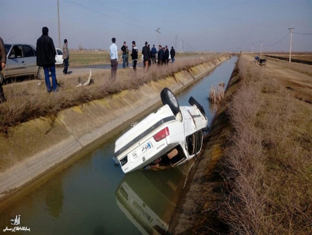 واژگونی خودرو پژو پارس به داخل کانال آب+تصاویر