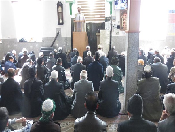 کارخانجات شهرک صنعتی در بکار گیری جوانان دهگلان اقدام کنند