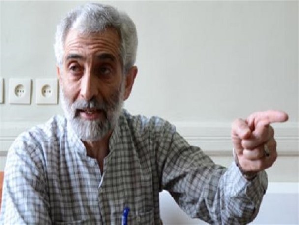 برداشتن نرده های مصلی توسط امام جمعه انقلابی، موجب مسرت گشت / مسئولین موانع و نرده های نرم افزاری بین خود و مردم را حذف کنند
