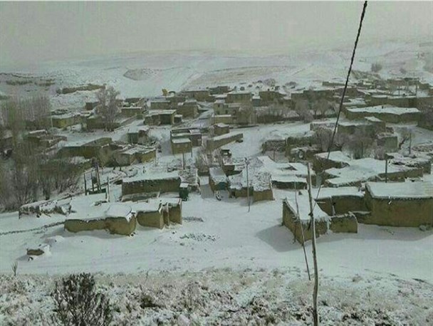 20 روستای شهرستان دهگلان بر اثر بارش برف مسدود شد/ تردد در مسرهای اصلی جریان دارد