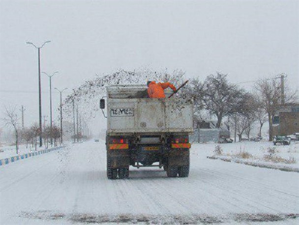 گزارش تصویری از برف روبی و نمک پاشی خیابان های سطح شهر بهار