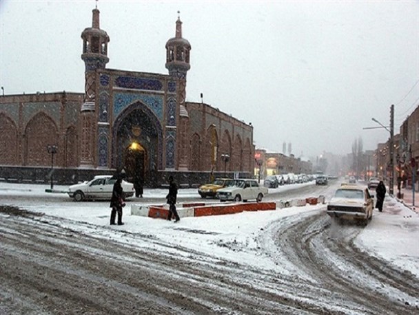مدارس اردبیل برای سومین روز پیاپی تعطیل شد/ آغاز به کار ادارات و بانک‌ها با یک ساعت تاخیر در روز دوشنبه