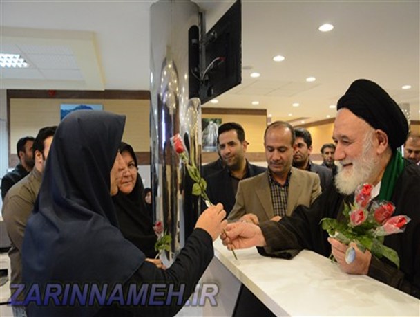 اهداء شاخه های گل به پرستاران علی آبادکتول/ تصاویر