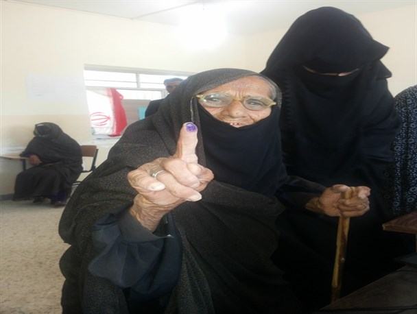 حضور پیرزن ۱۰۴ ساله بشاگردی در انتخابات+ عکس