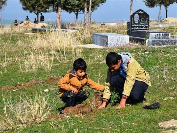 درختکاری در گالیکش با غرس نهال در گلزار شهدای روستای " میرزاپانگ " آغاز شد + تصاویر