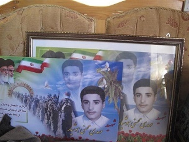 دیدار مسئولین خشکبیجار با خانواده شهید دانش آموز مهدی محسنی هوشیار/ تصاویر