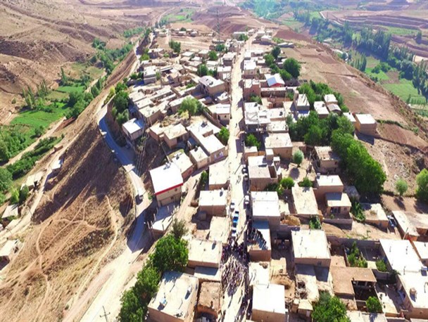 گلایه مرد روستای نراب  آزاشهر از نبود آب شرب و بی توجهی مسئولین