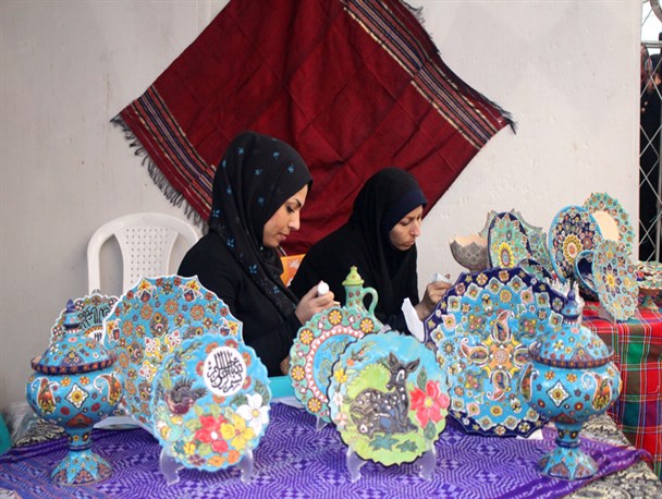 نمایشگاه تولیدات اشتغال خانگی بانوان آزادشهری برگزار شد