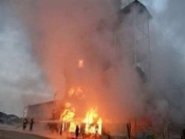 کارخانه چسب حبیب آباد در آتش سوخت + جزئیات