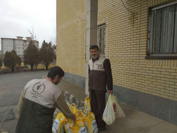 توزیع بسته های سبد غذایی به ارزش ۷۵ میلیون ریال بین نیازمندان