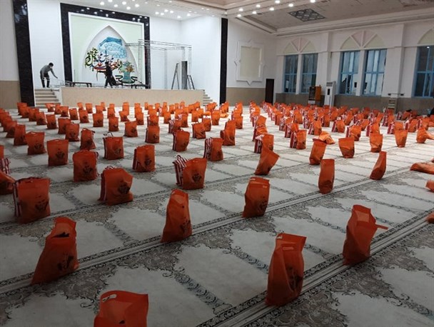 تلاش شبانه بسیجیان برای آماده سازی مراسم اهدای ۲ هزار بسته معیشتی+تصاویر