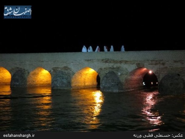 گرامی داشت روز جهانی ساعت زمین در پل تاریخی شهر ورزنه+ تصاویر