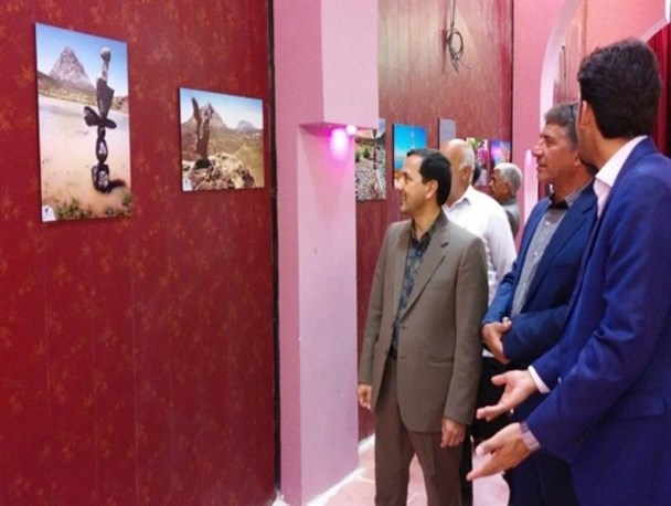 بازدید مدیر کل فرهنگ و ارشاد استان از نمایشگاه عکس “چیدمان سنگ ها”