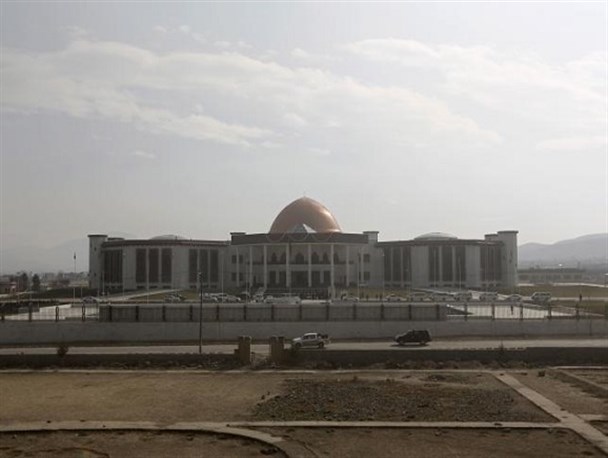 حمله راکتی طالبان به ساختمان جدید پارلمان افغانستان/ قانون‌گذاران افغان: هیچ‌کس در این حمله آسیب‌ ندیده است/ سخنگوی طالبان: حمله راکتی به پارلمان افغانستان تلفات سنگینی برجای گذاشته است