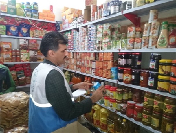 جمع‌آوری بیش از ۲۱۰۰ کیلوگرم مواد غذایی غیربهداشتی در خمین/ پلمپ ۶ واحد صنفی در ایام نوروز