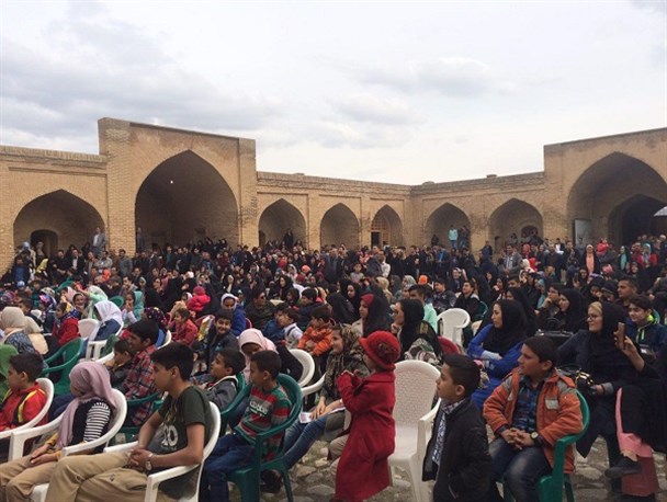 حاشیه نگاری از جشن نوروزی در کاروانسرای تاریخی شاه عباسی فرسفج
