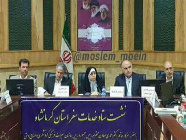 کنایه یک روزنامه نگار به بنر شعار پارسال پشت سر معاون رئیس جمهور!