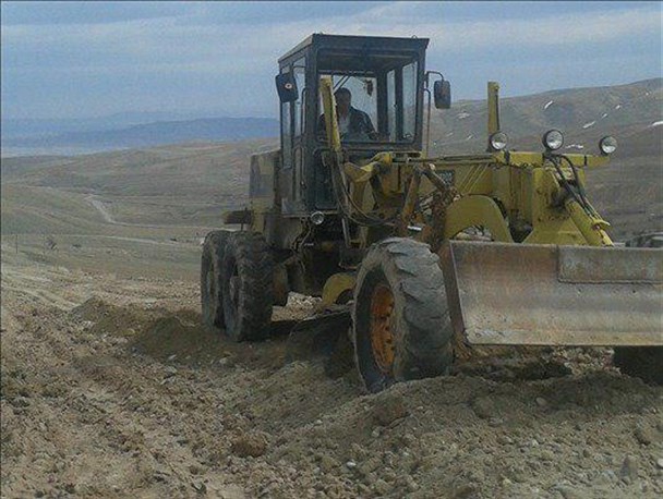 ضرورت ایجاد راه ارتباطی مناسب در روستاها/ آغاز عملیات شن ریزی و تسطیح راه روستای ولی کندی
