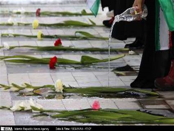 همزمان با هفته کارگر مزار شهدا در خلیل آباد غبارروبی و عطر افشانی شد