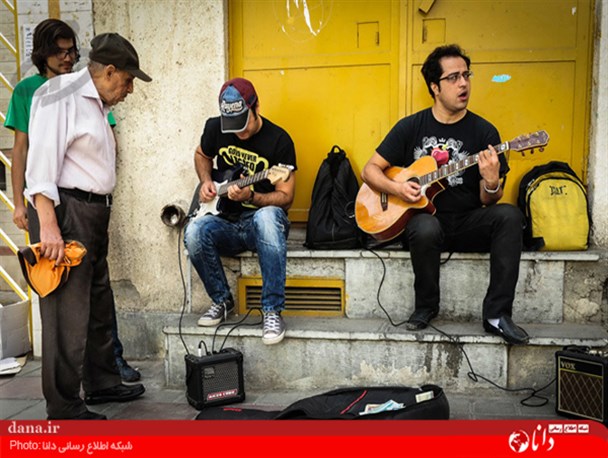 گزارش تصویری/بزن و بکوب فرهنگ غربی در ‌پیاده‌روها