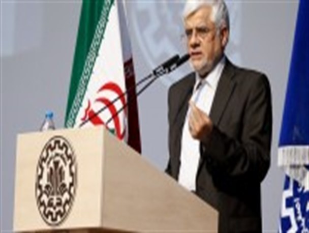 دوری از افراط و تفریط، لازمه استمرار فعالیت دانشجویی/ آیا تعبیرهای سیاسی خاص عارف از شعار سال قانونی است؟!