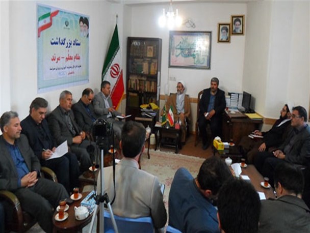 امام جمعه مرند: معلمان در سقوط و صعود جوامع نقش مهمی دارند