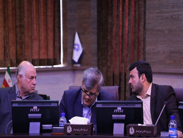 غلبه حاشیه برمتن نشست 10 نفری شورای شهر همدان / قفل حضور خبرنگاران در صحن شورای شهر شکسته شد