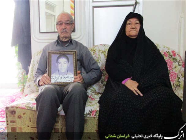 نگاهی همچنان منتظر است
