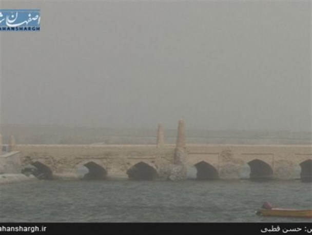 گرد و غبار گلوی ورزنه را می فشارد/ عکس