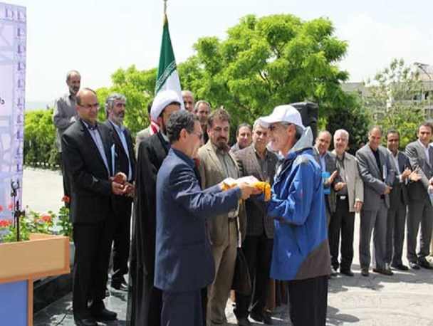 پرچم المپیاد فرهنگی ورزشی دانشجویان کشور به گروه کوهنوردی دانشگاه فردوسی تحویل شد
