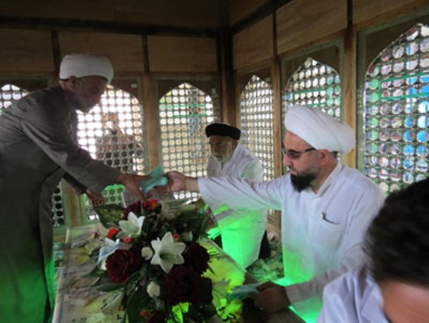ضریح امام زاده عبدالرحمان (ع) روستای خرق غبار روبی شد+تصاویر