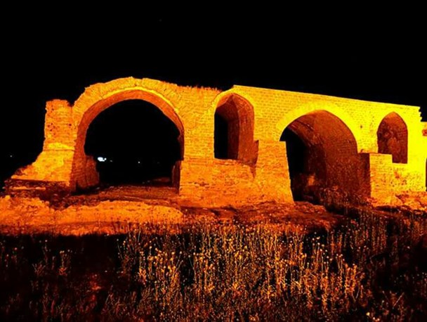 نمایی زیبا از پل جهانی شادروان شوشتر در شب