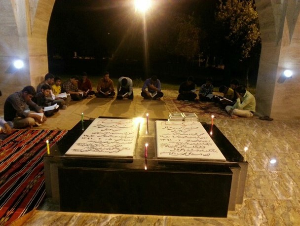 محفل معنوی انس با قرآن در جوار شهدای گمنام دانشگاه ملاثانی+تصاویر
