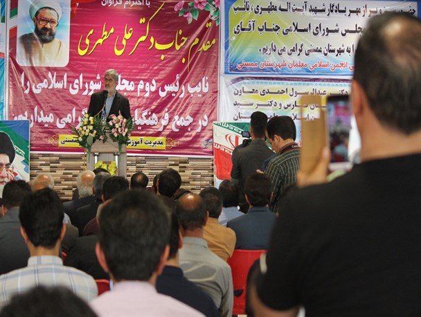 خیلی ها سواد زیادی دارند اما عقلشان کامل نیست