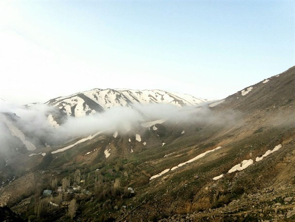 کوهنوردی درهوای مه آلود کوهستان الوند در فصل بهار+گزارش تصویری