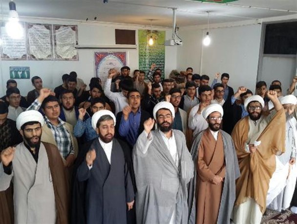 تجمع اعتراض آمیز طلاب مهرانی در پی اهانت به امام رضا(ع) برگزار شد+تصاویر