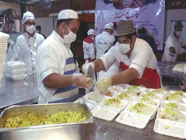 ضیافتی با طعم همدلی/ جهادگرانی که روزانه ۲۰۰۰غذای گرم بین نیازمندان توزیع می‌کنند+عکس