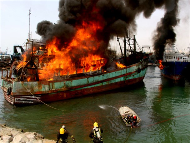 مهار آتش سوزی در اسکله صیادی پشت شهر بندرعباس/ اسکله مذکور فاقد مجوز بهره برداری است+فیلم