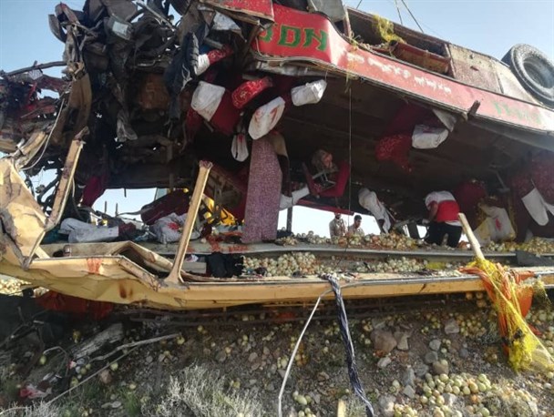 خواب آلودگی و انحراف به چپ راننده تریلی ۱۳ نفر را به کام مرگ برد/ جاده‌ای که دارای ایمنی لازم نیست