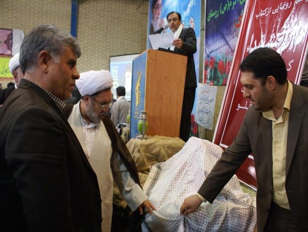از کتاب خاطرات و زندگی نامه شهدای روستای دارالشهدا رونمایی شد