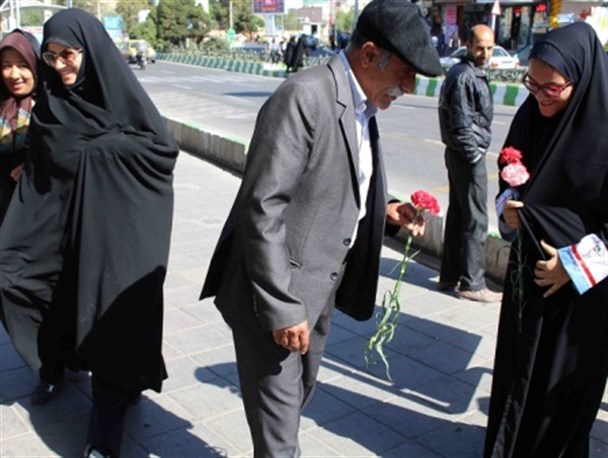 جوانان با اهدای گل، سیگاری ها را تشویق به ترک کردند/ عکس
